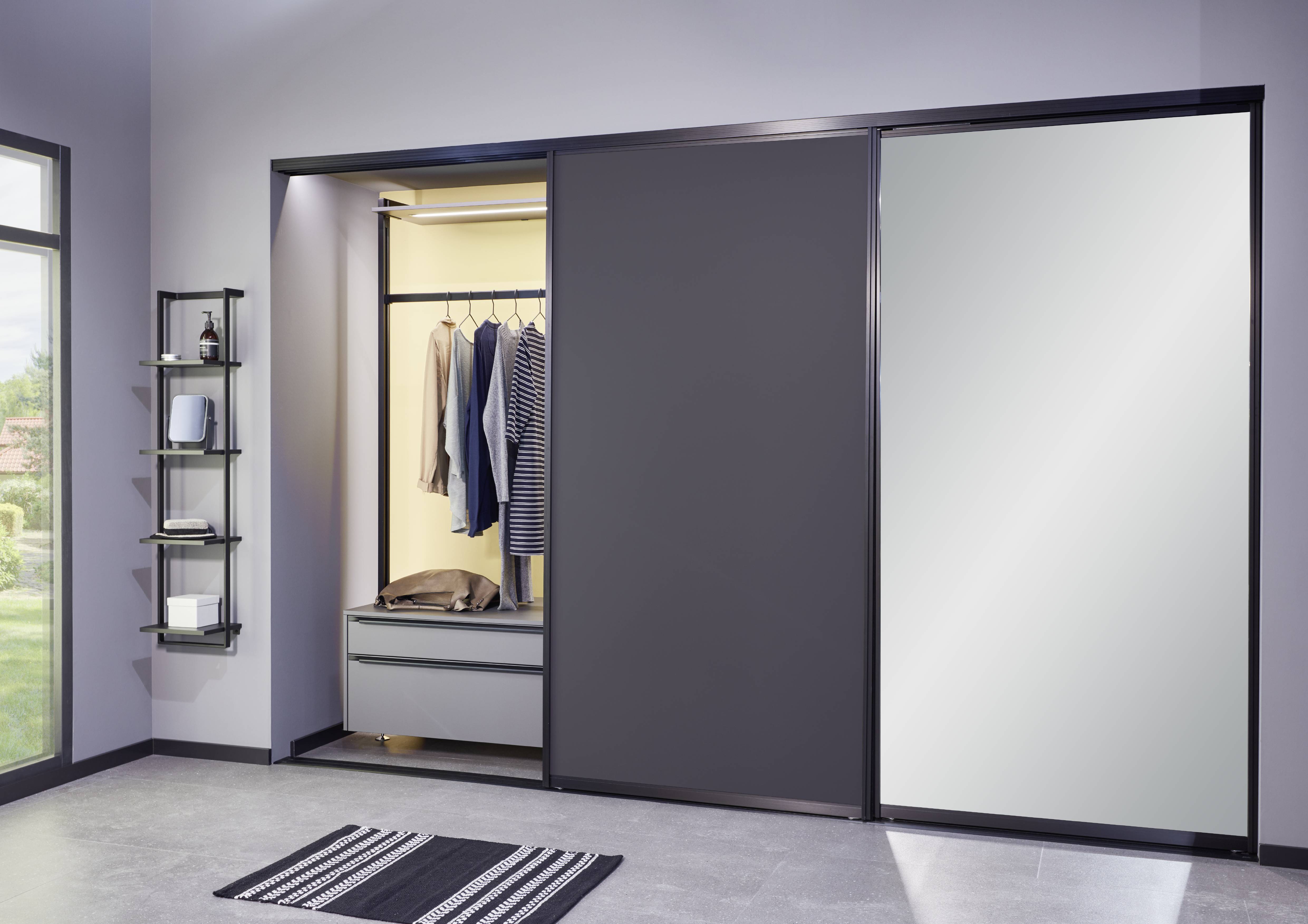 graue Garderobe in Touch mit Schiebetür. 