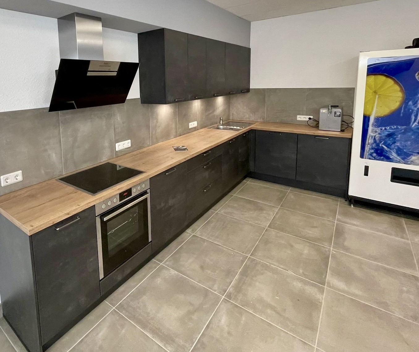 Referenzküche in schwarz mit Holzarbeitsplatte