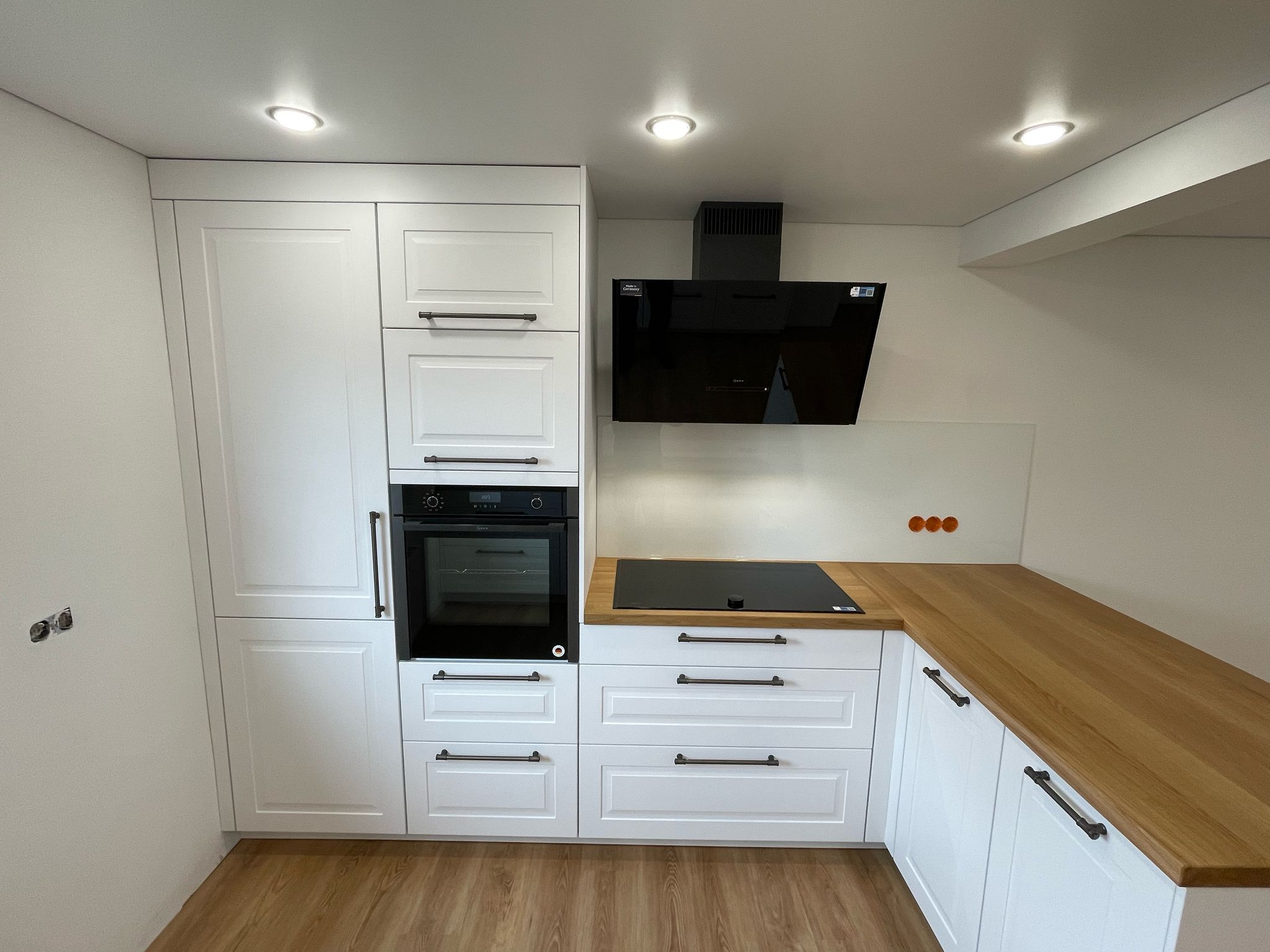 Referenzküche modernes Landhaus in weiß. 