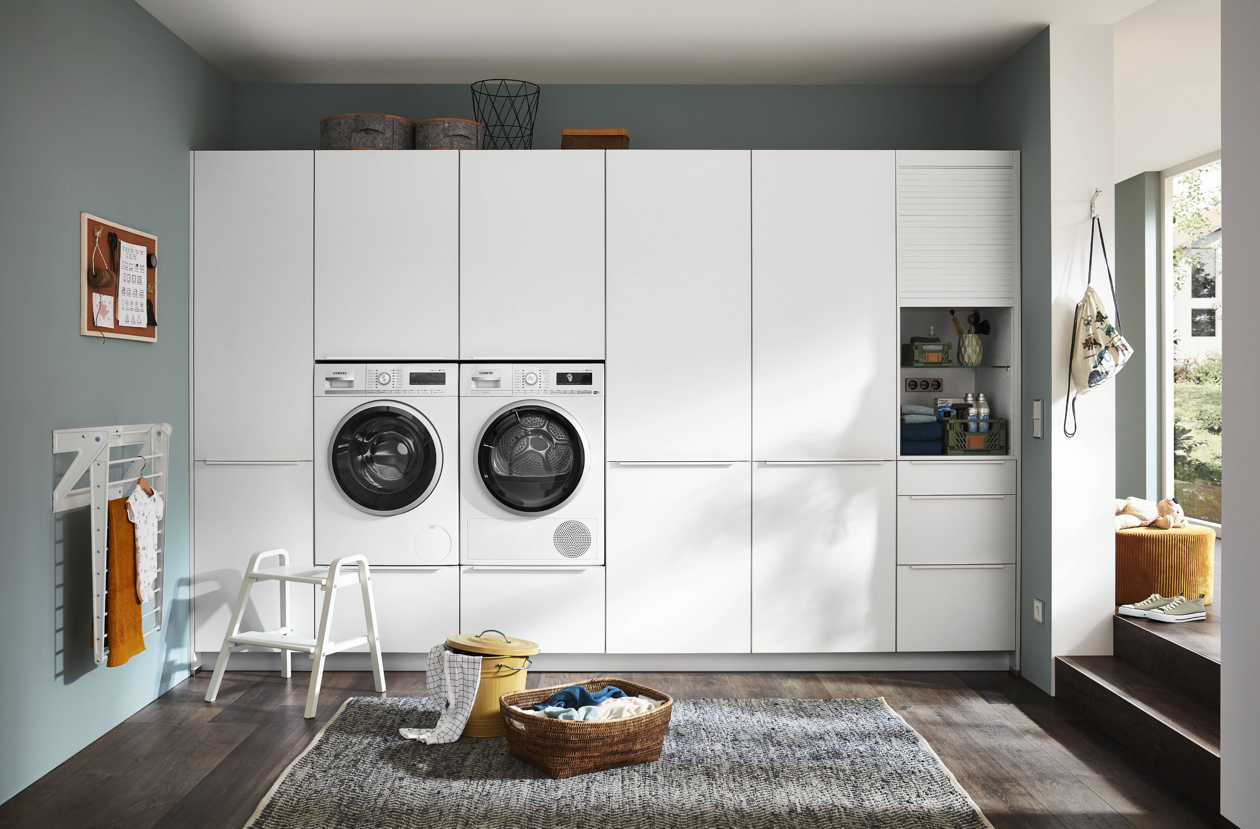 Hauswirtschaftsraum mit ergonomisch eingebauten Waschmaschine und Trockner