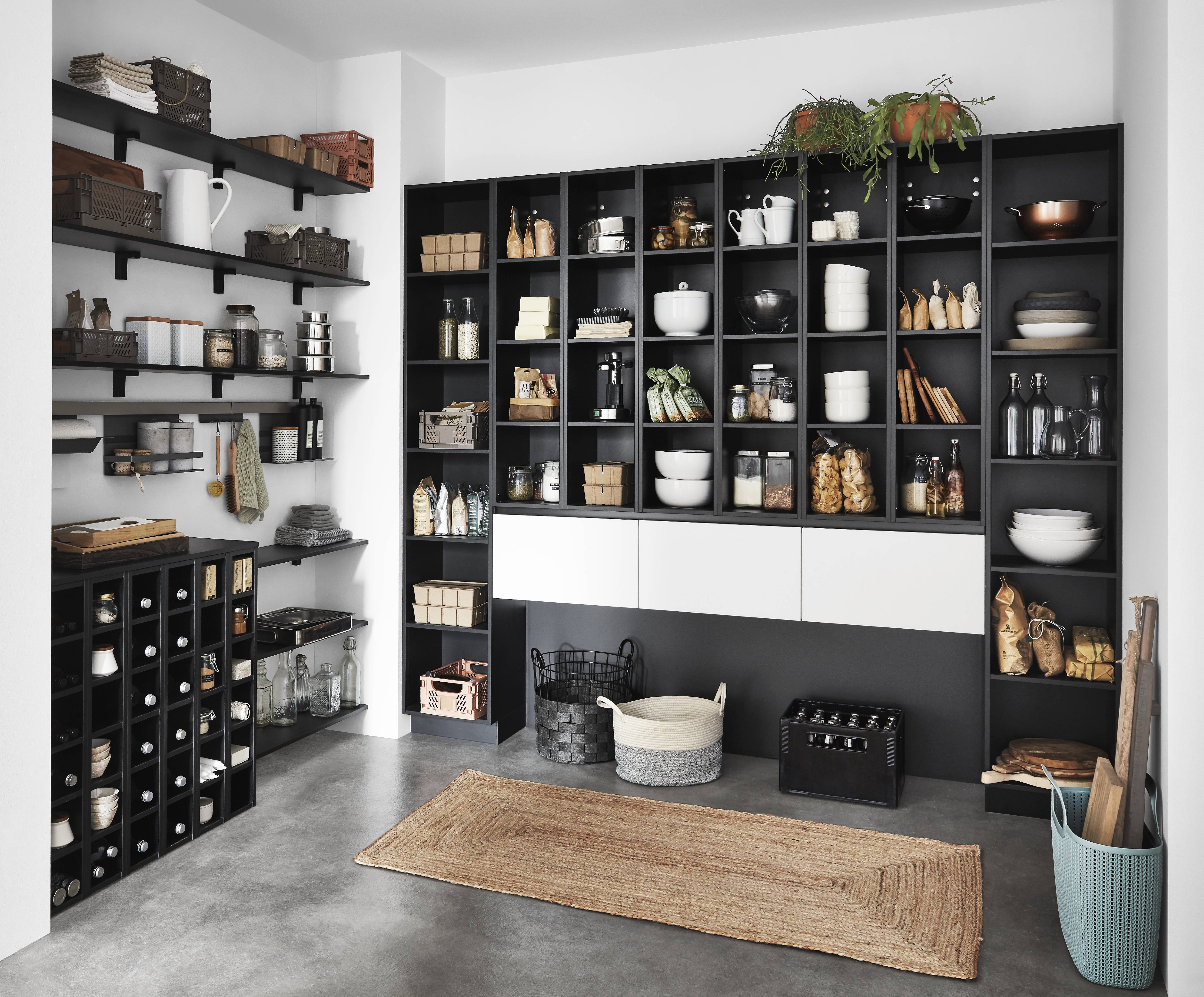 Wandfüllende Regale im Hauswirtschaftsraum