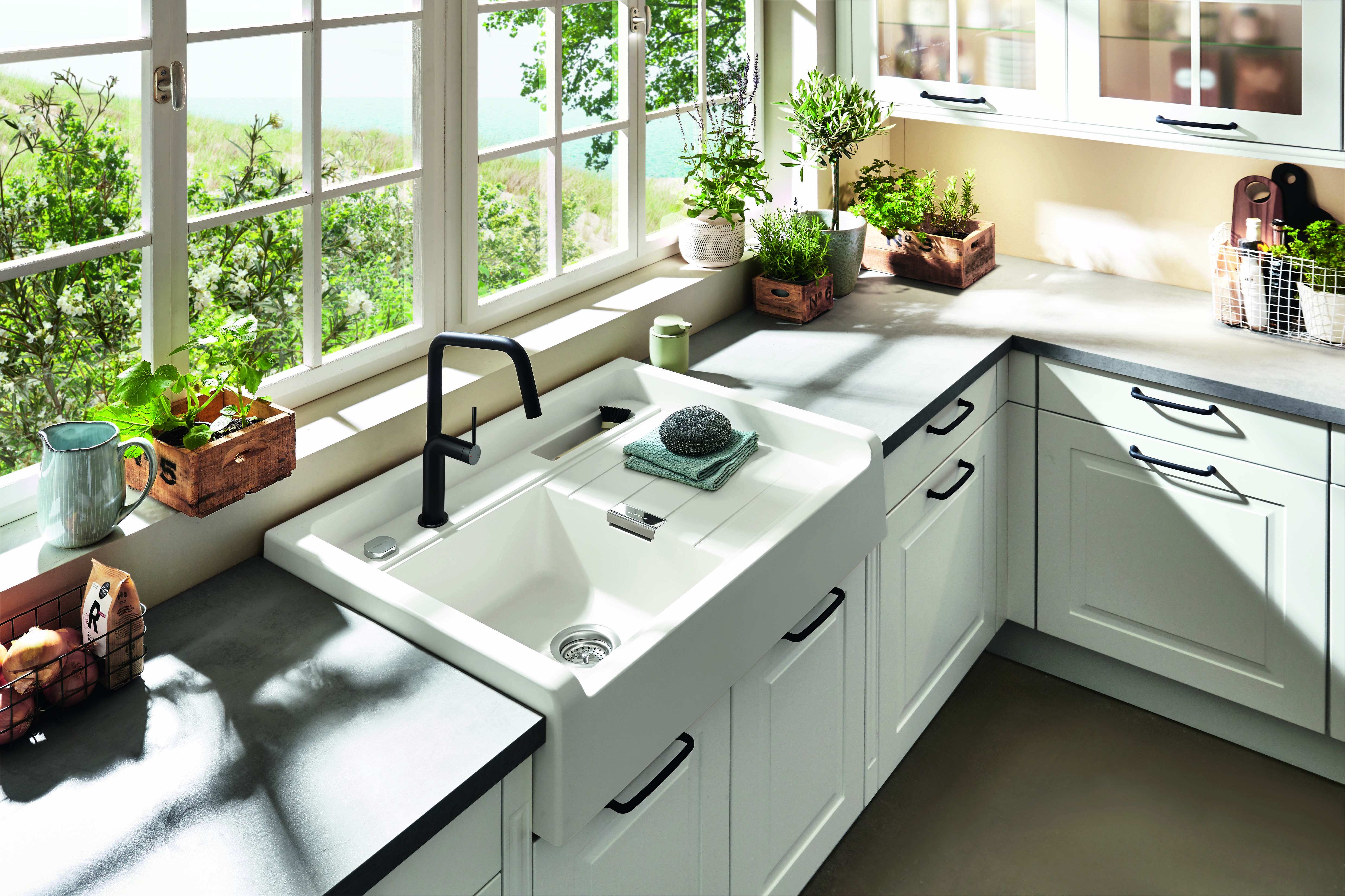 Landhausküche Sylt in weiß mit Griffen