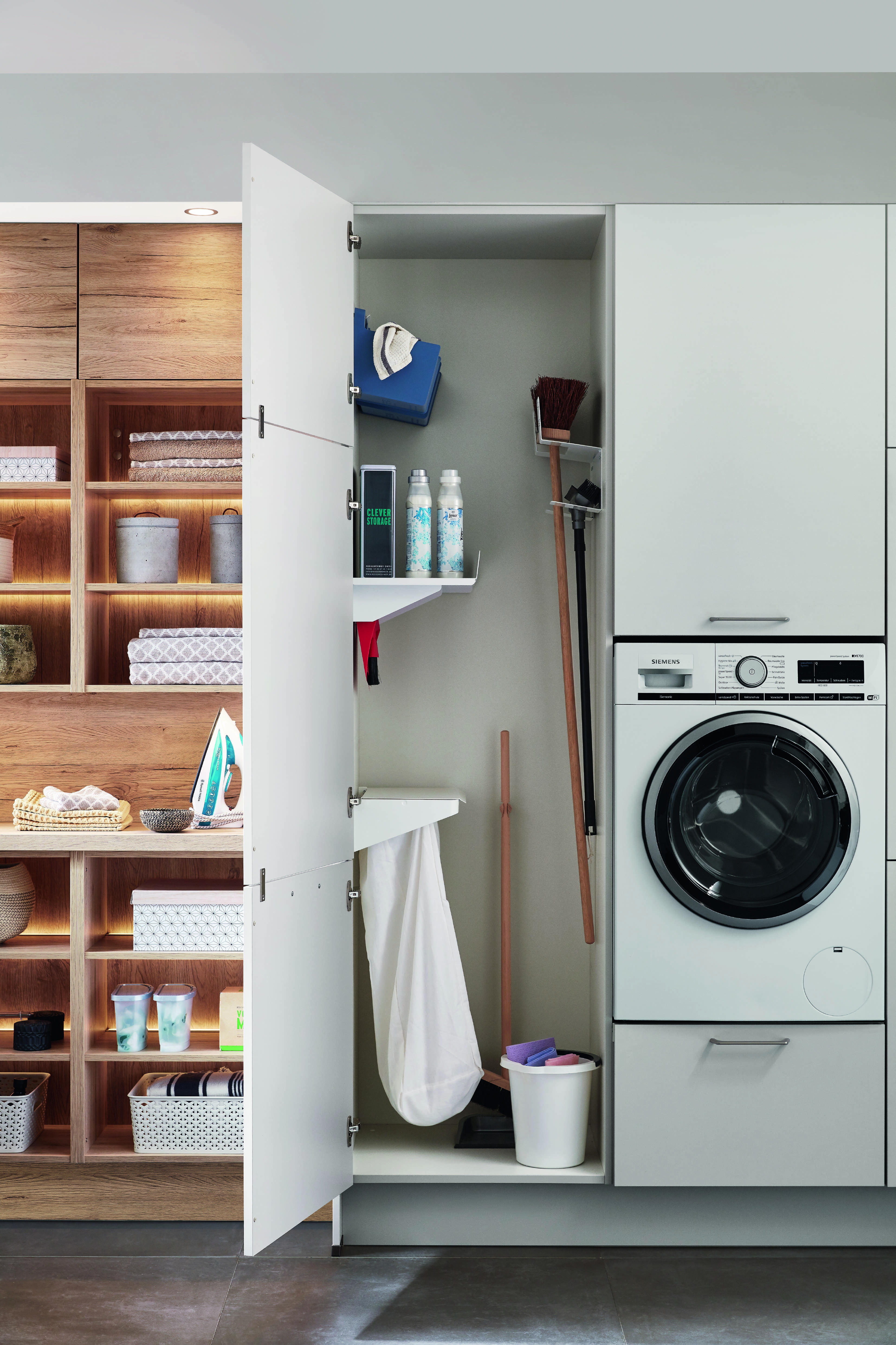 Hauswirtschaftsraum mit Abstellschrank und Waschmaschine