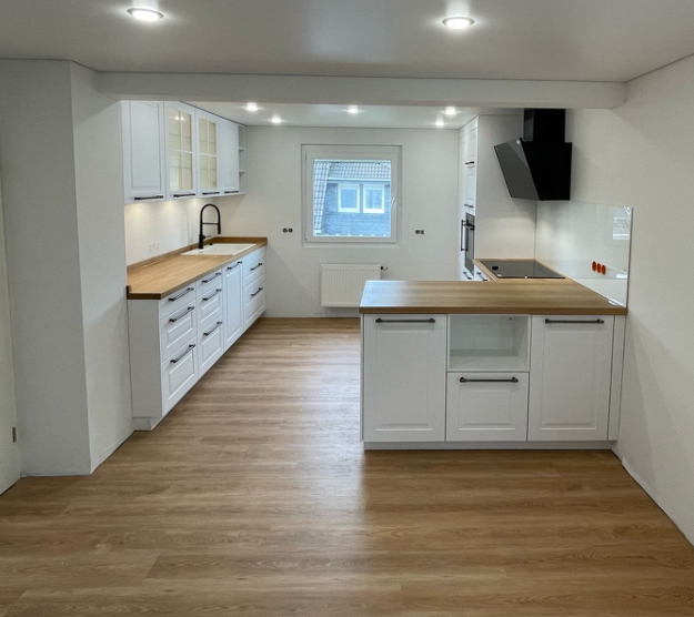 Referenzküche modernes Landhaus in weiß und mit Holz. 