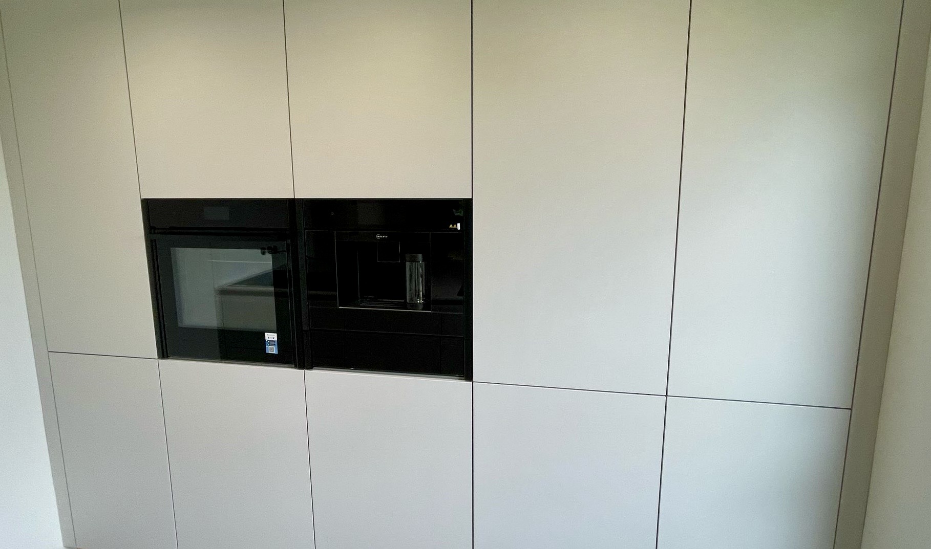 Grifflose Küche mit ergonomischen Backofen. 