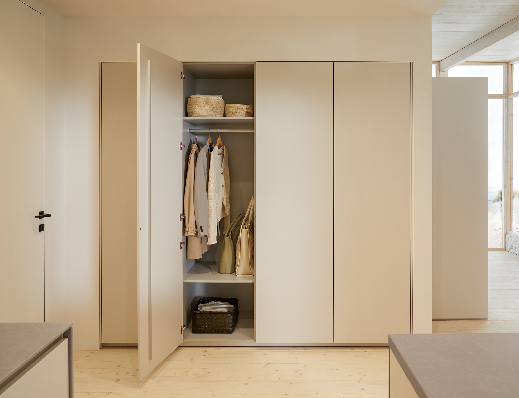 NExt125 Garderobe mit einer offenen Tür.