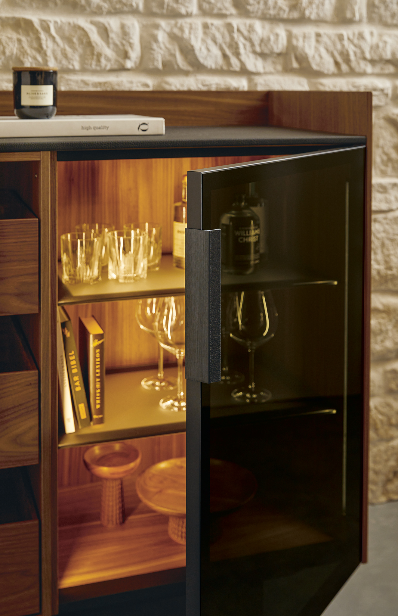 Sideboard mit offener Glastür