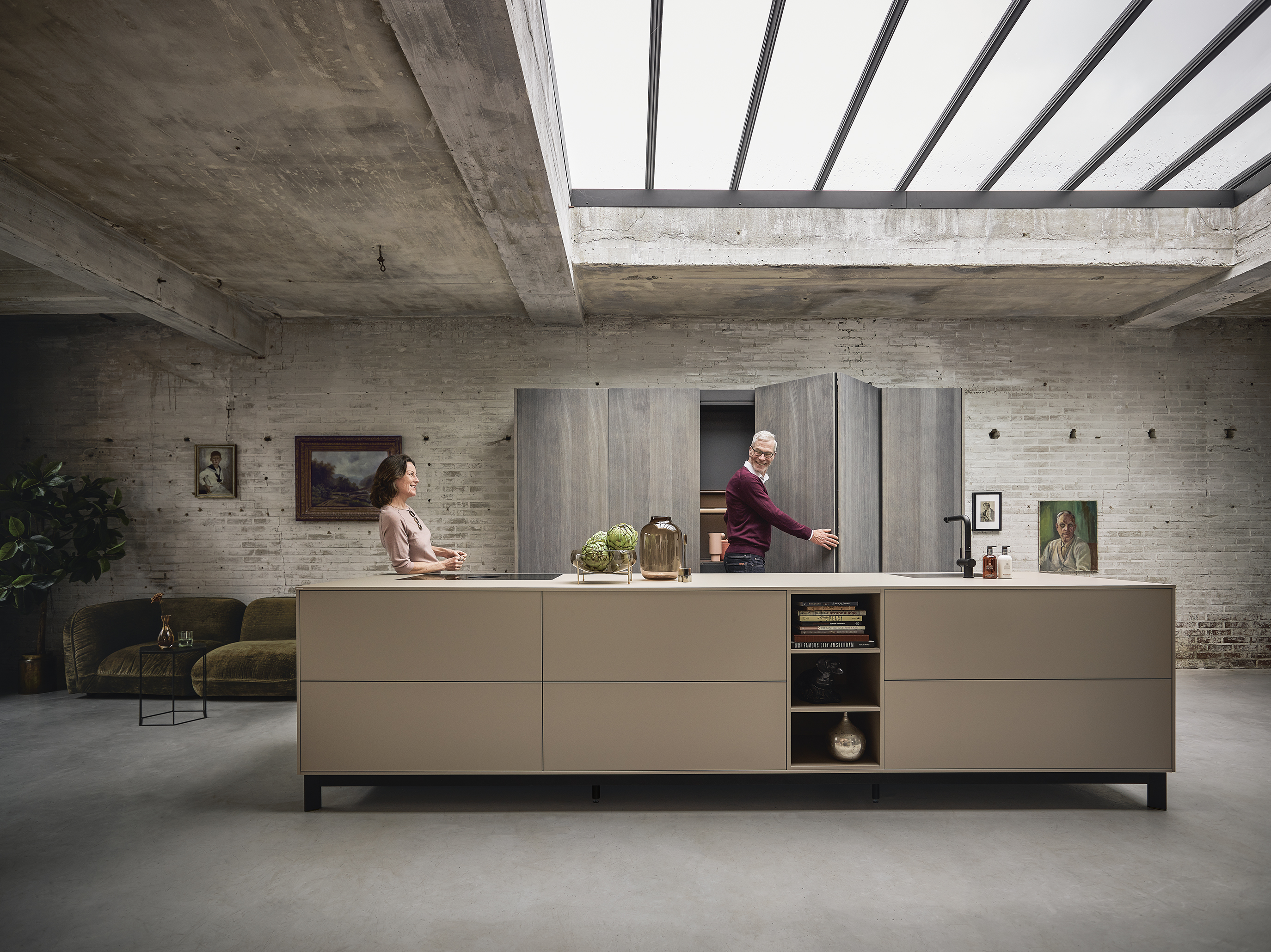 NExt125 Küche mit älterem Paar an der Kücheninsel.