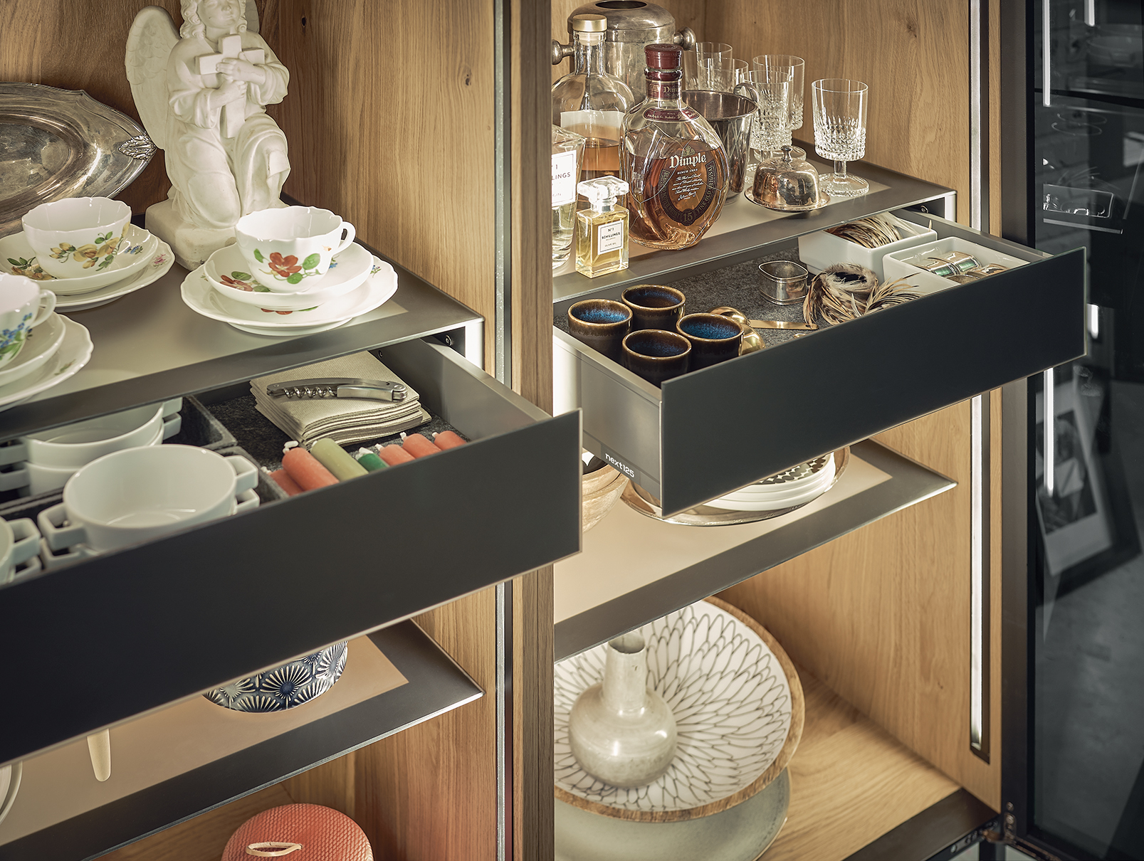 Vitrine mit ausgetüfteltem Ordnungssystem