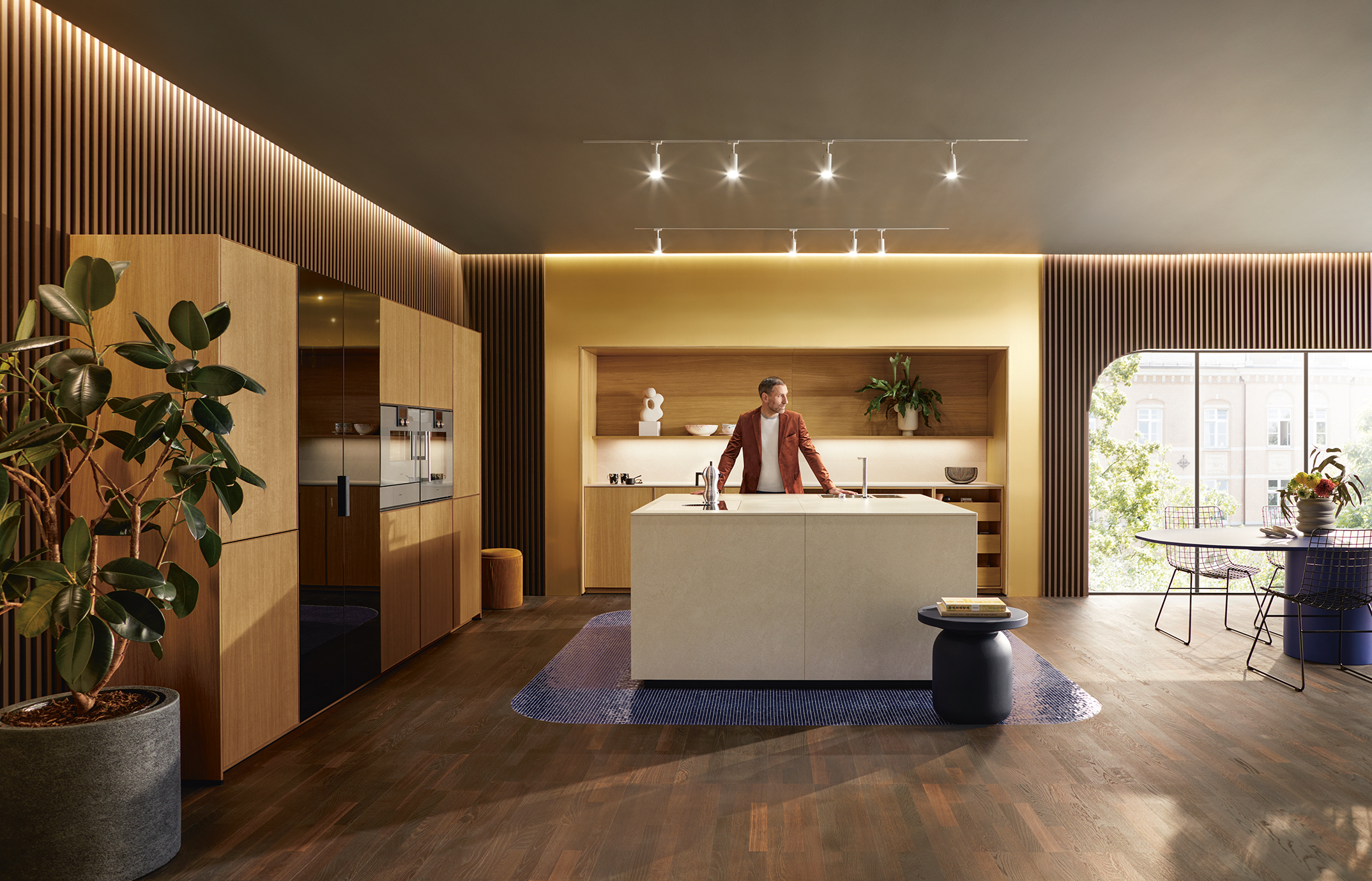 Next125 Küche mit Mann an der Kücheninsel. 