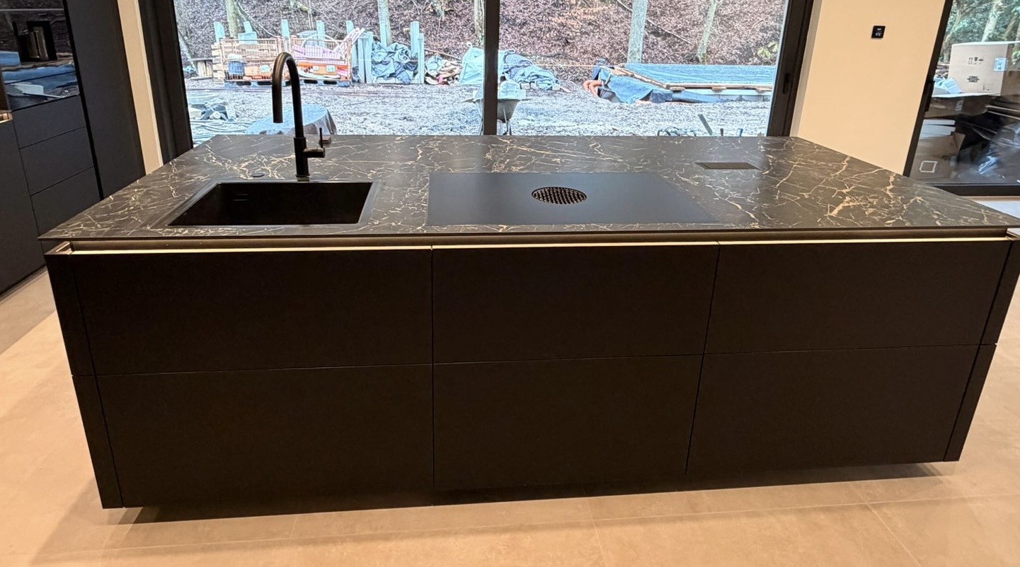 Rotpunkt, grifflos, Küche, Kücheninsel, Quooker, Bora,  Ceramic, Glas, Spiegel