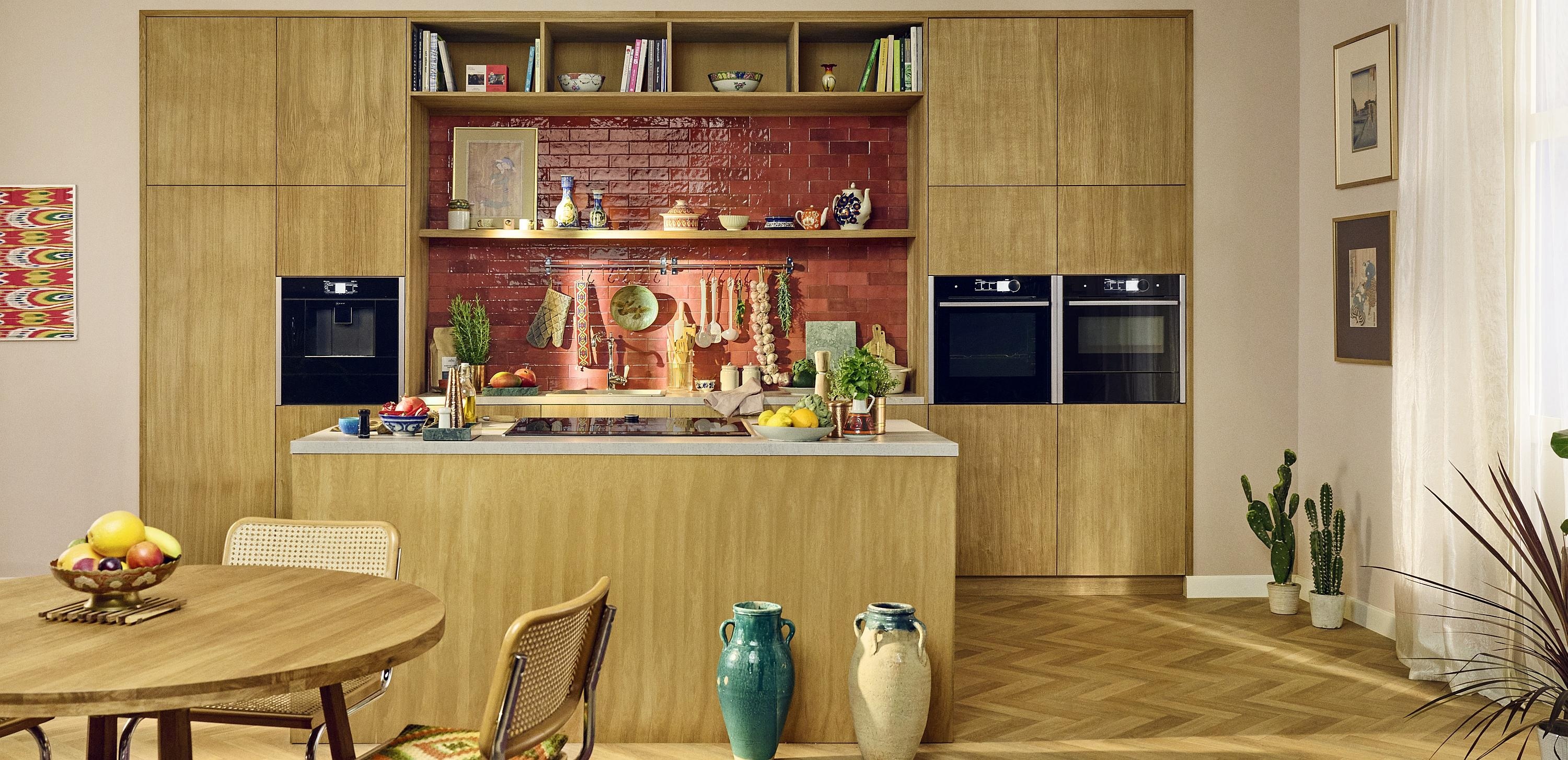 Wohnküche in Holzoptik mit rotem Fliesenspiegel und Neff Collection Einbaugeräten