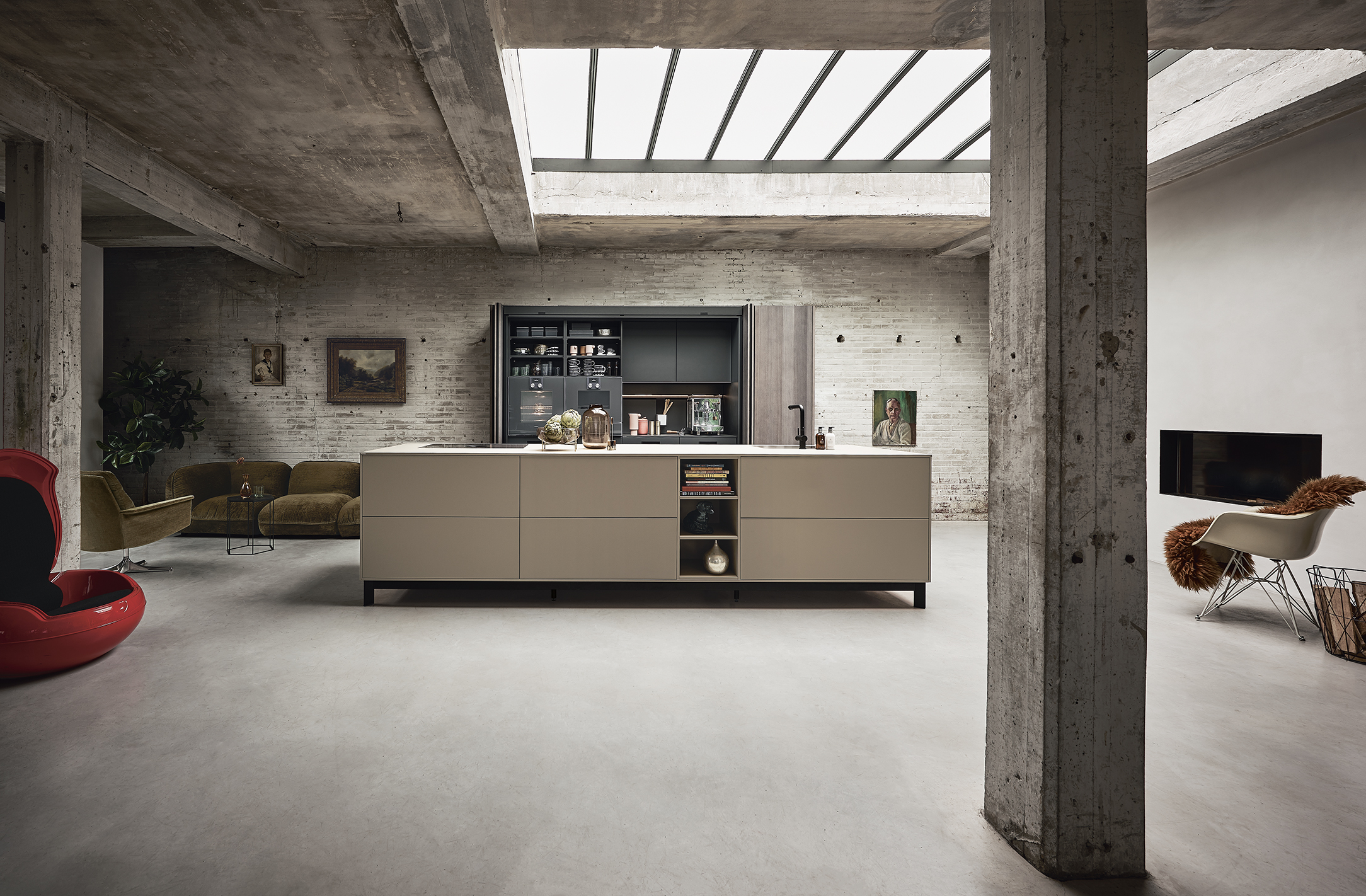 next 125 Kücheninsel nx510 in Saharabeige samtmatt auf onyxschwarzem Sockelgestell in einer Loft Wohnung