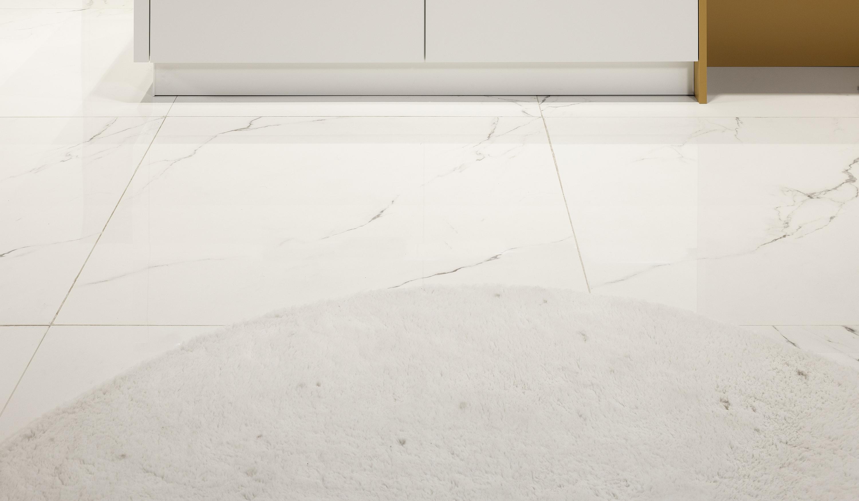 Weisser Marmorfliesenboden in NOLTE Küche