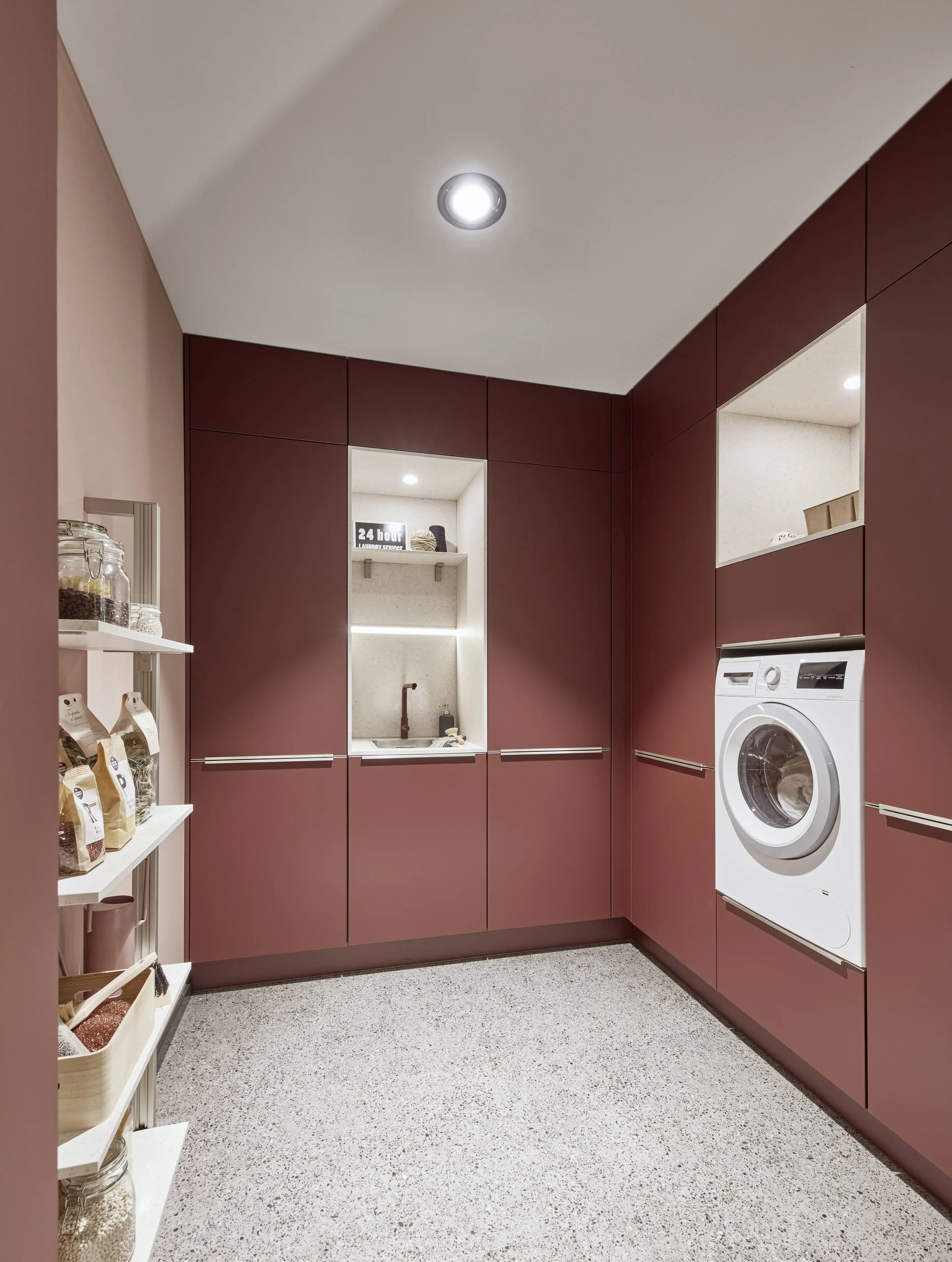 Nobilia Hauswirtschaftsraum in Rostrot. 