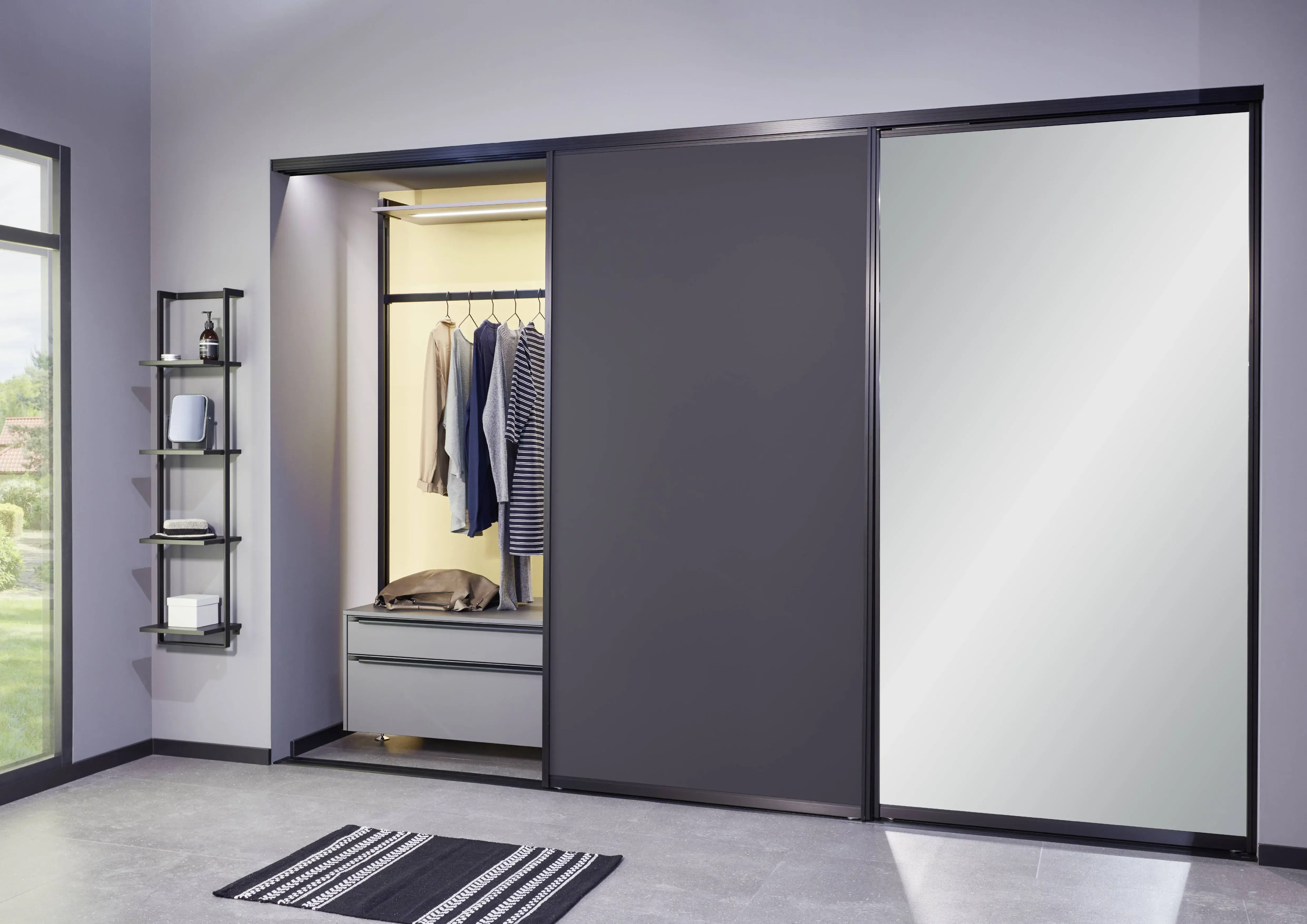 graue Garderobe in Touch mit Schiebetür. 