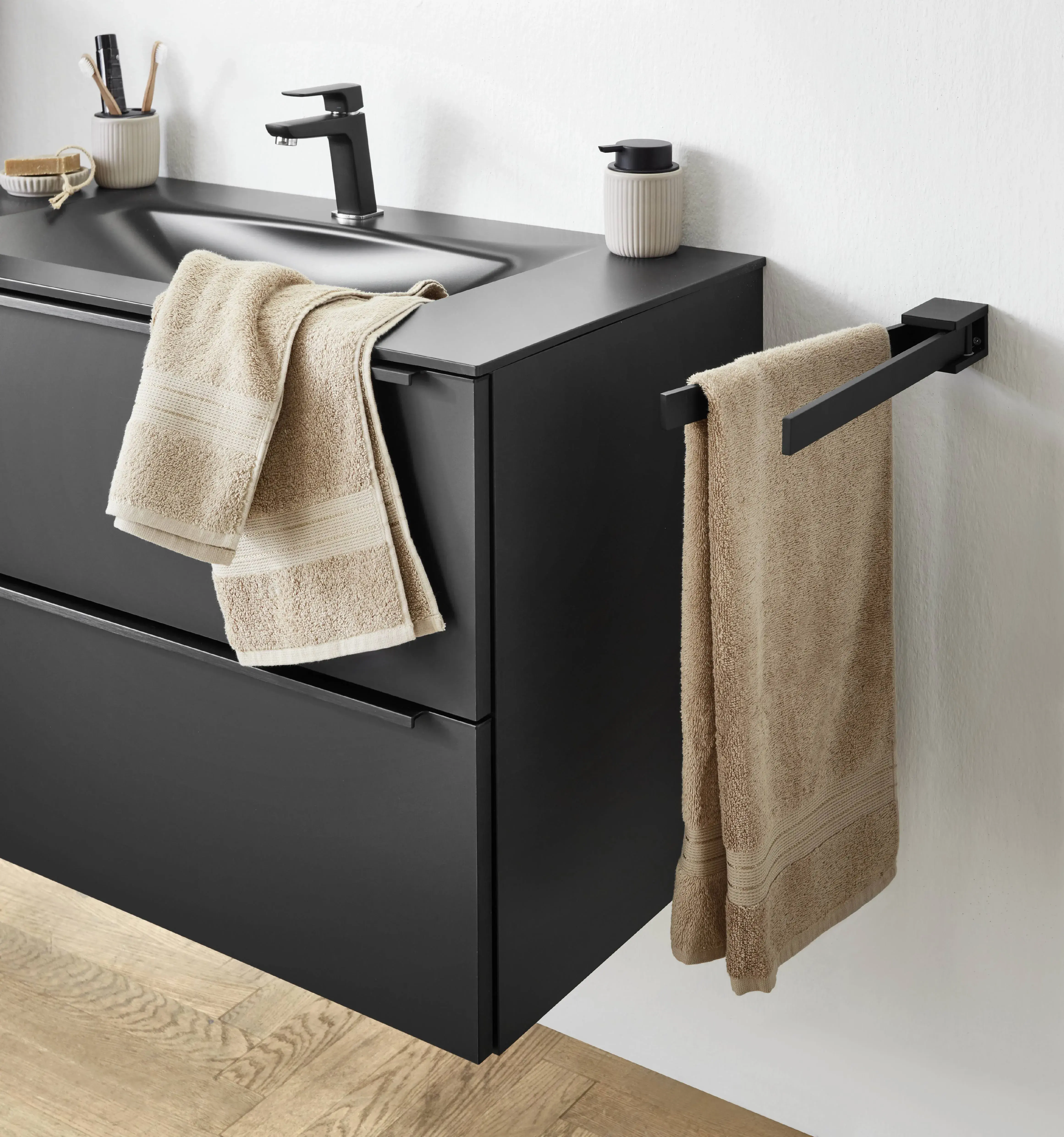 Badschrank mit Handtuchhalter