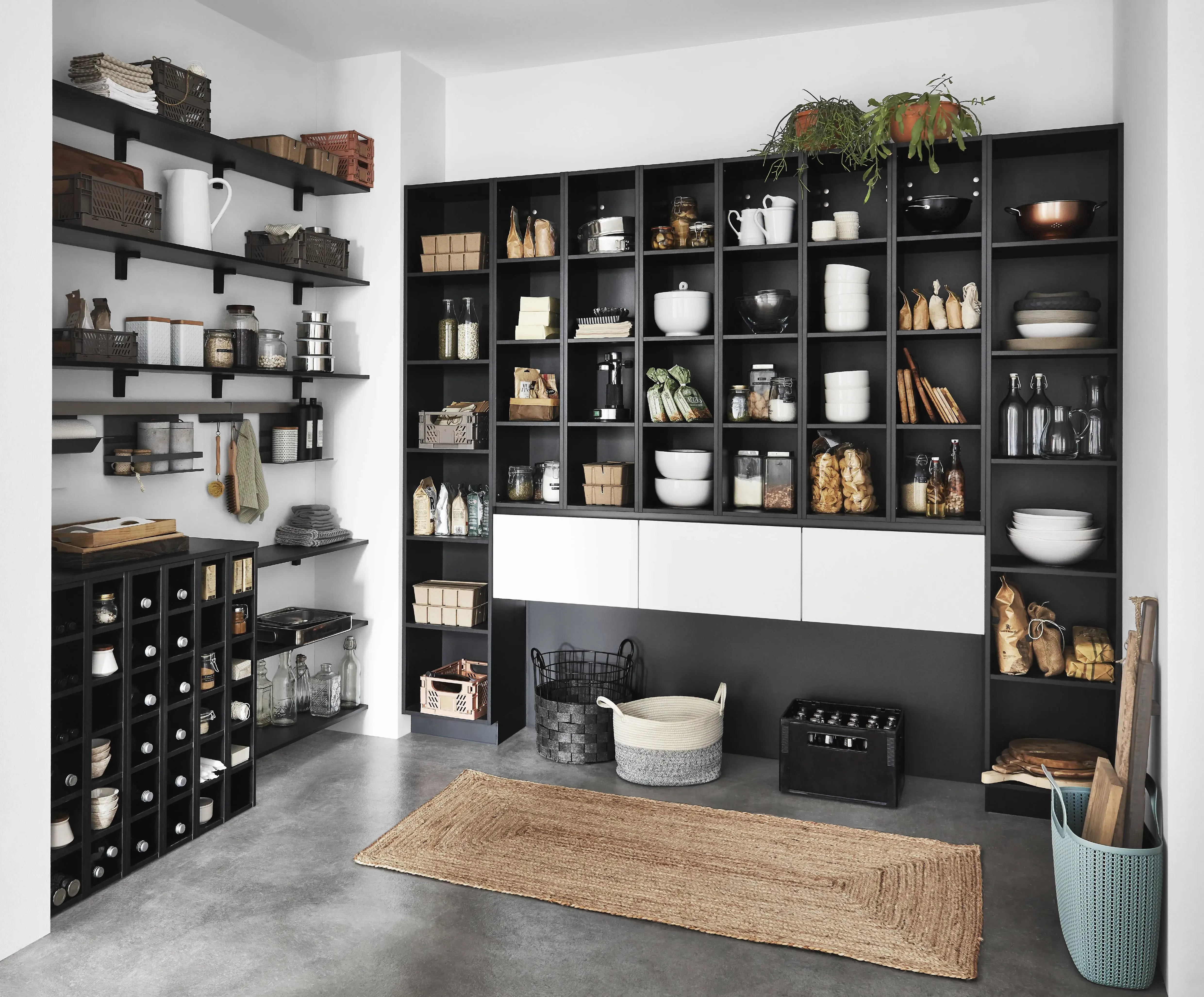 Wandfüllende Regale im Hauswirtschaftsraum