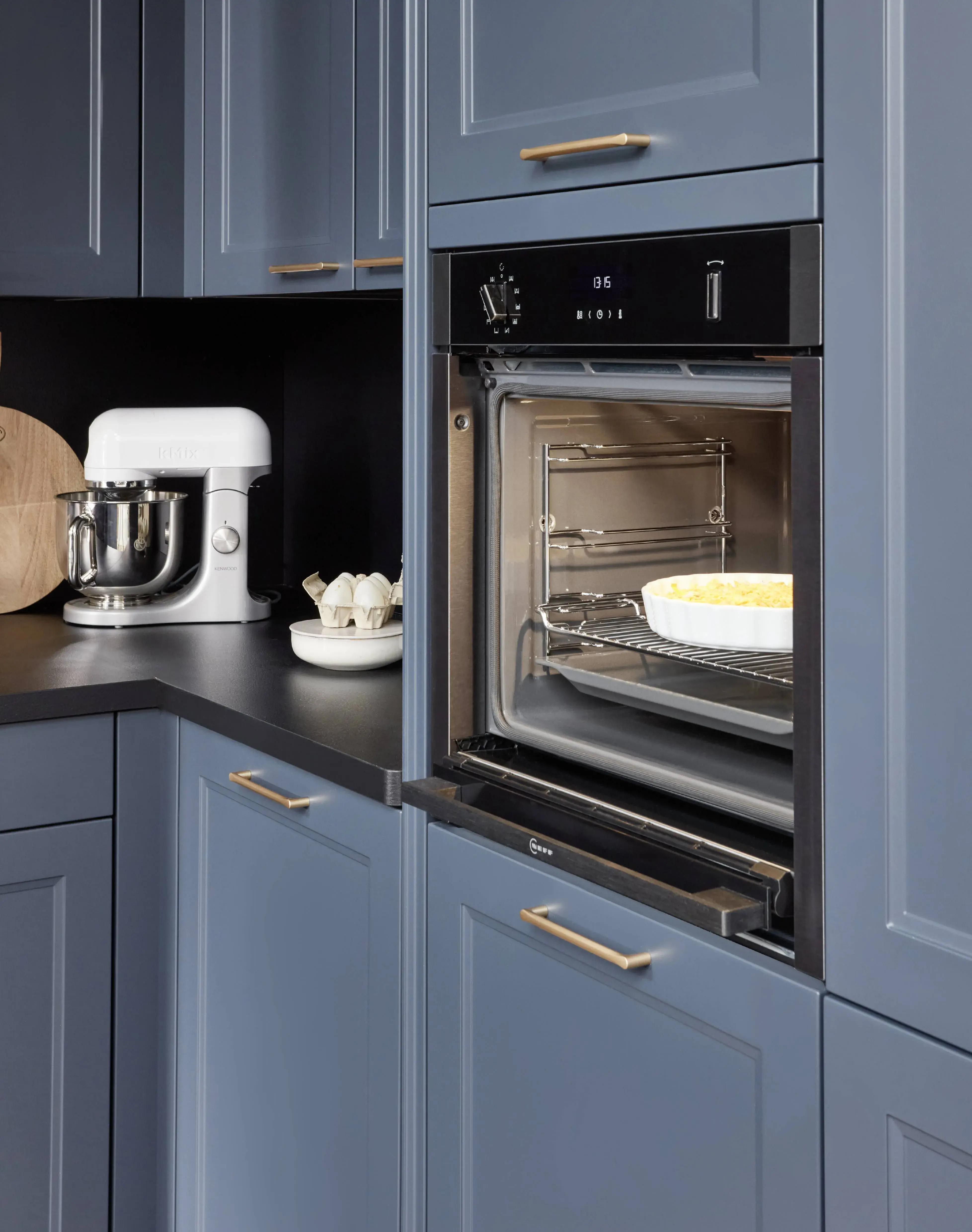Cascada Küche in blau, ergonomisch eingebauter Ofen