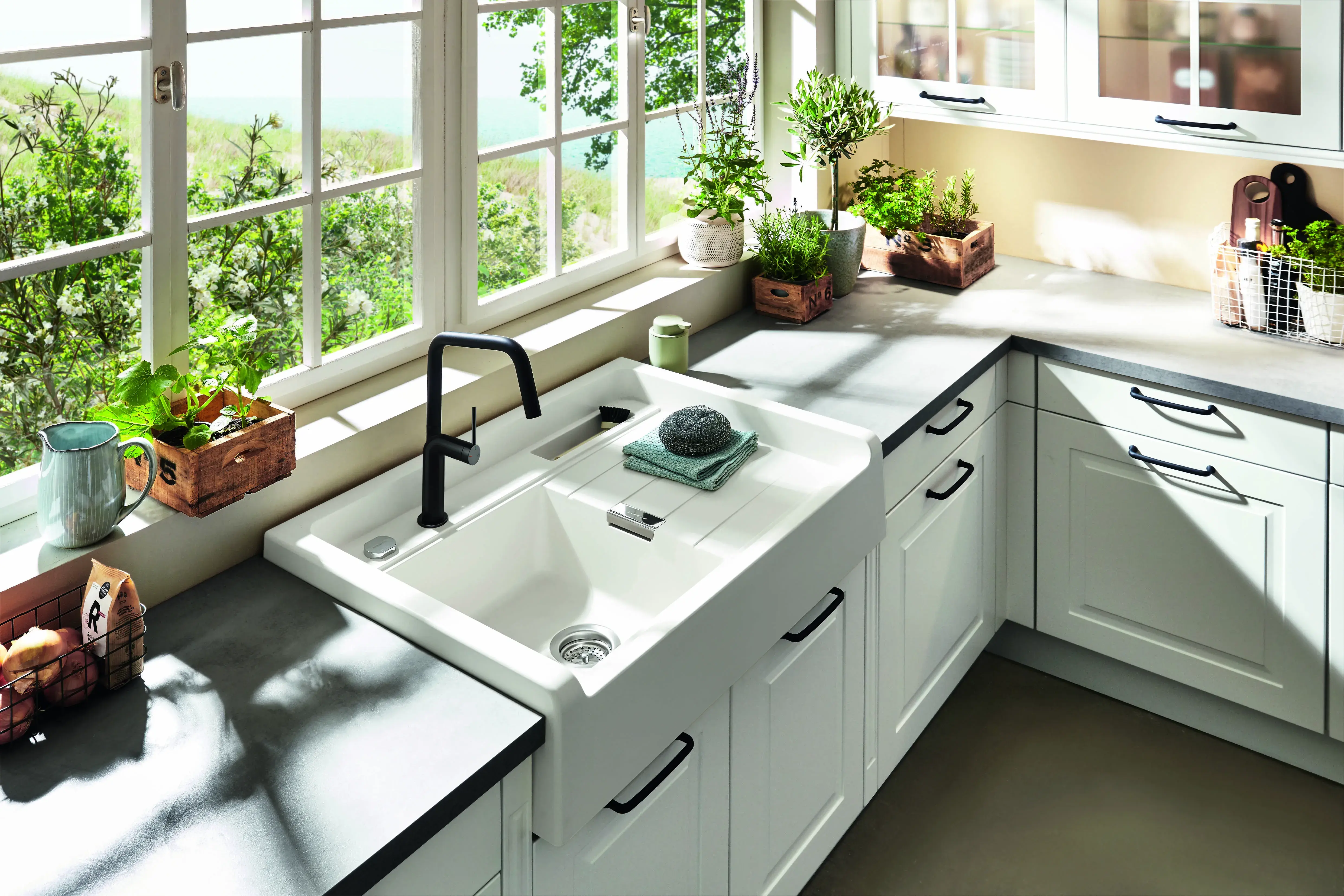 Landhausküche Sylt in weiß mit Griffen