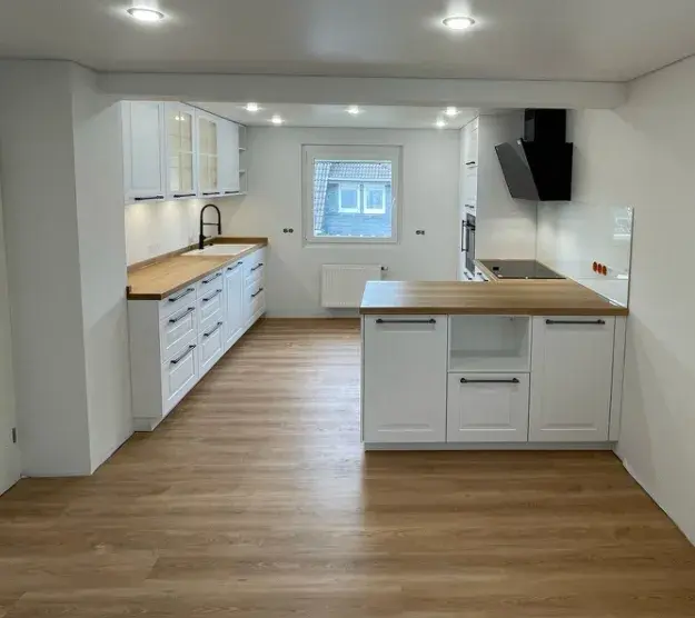 Referenzküche modernes Landhaus in weiß und mit Holz. 