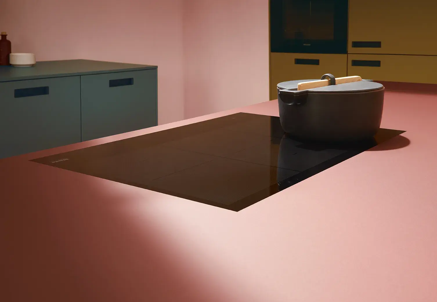 Pinke Arbeitsplatte von studio4. 