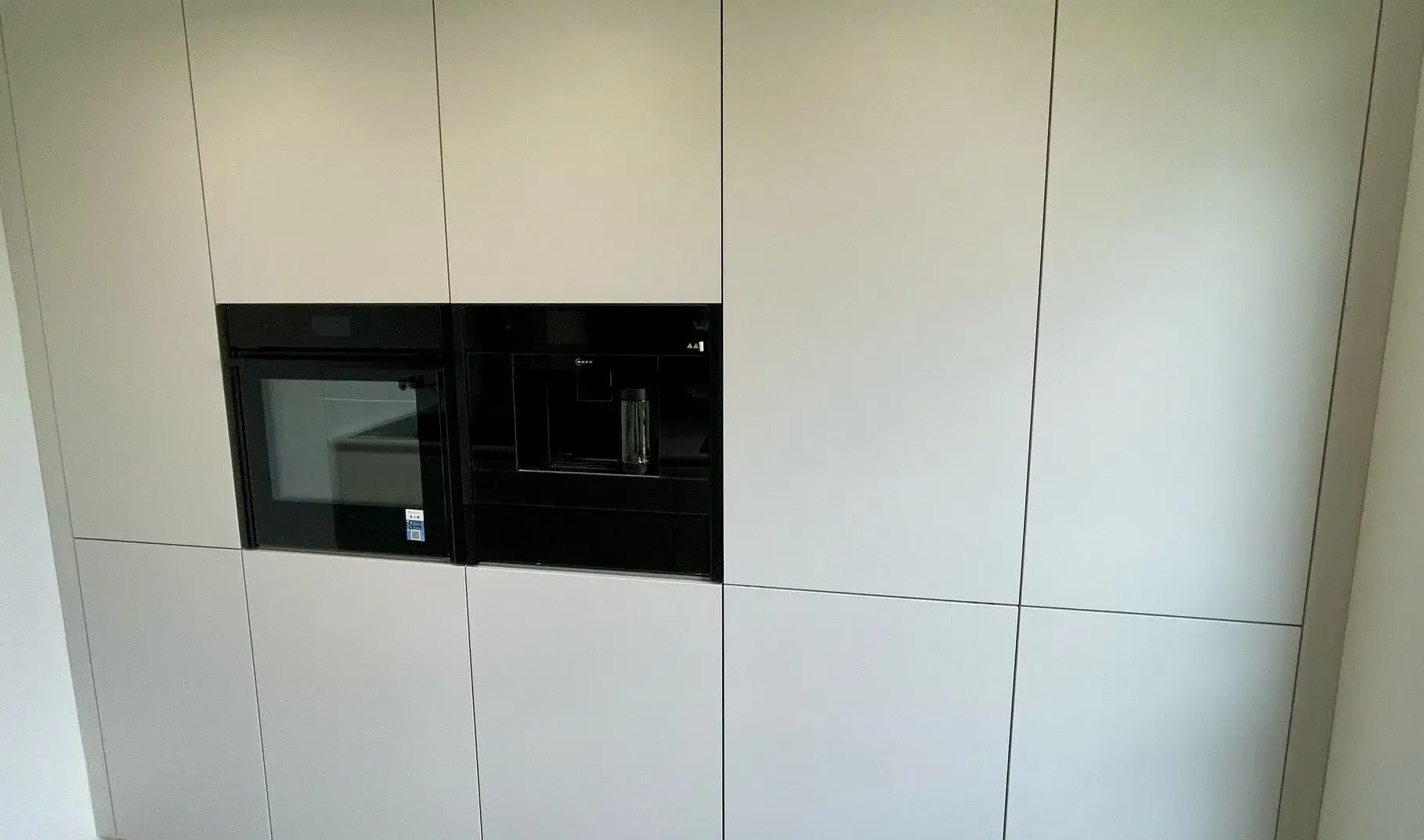 Grifflose Küche mit ergonomischen Backofen. 