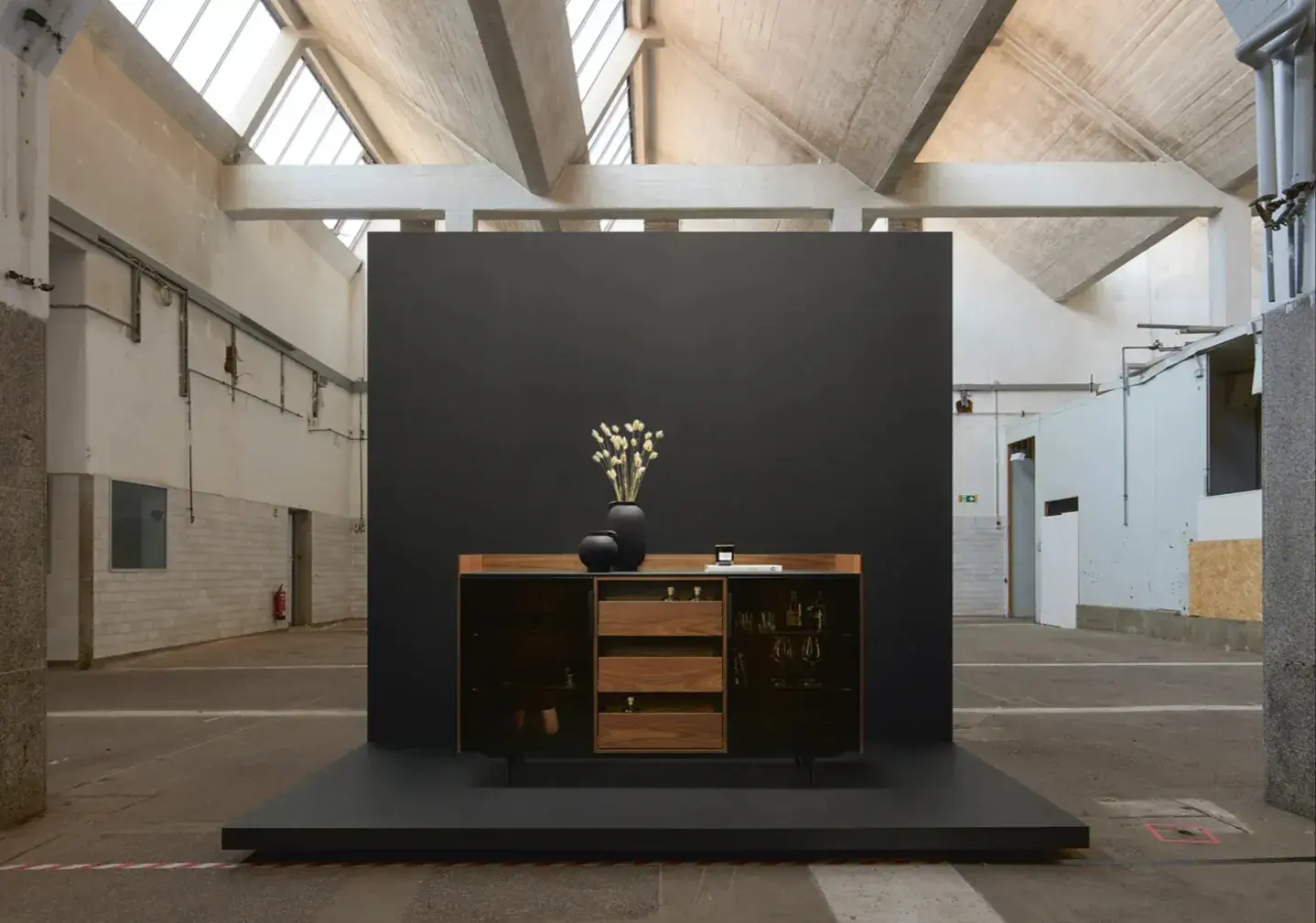 Sideboard auf einem Podest