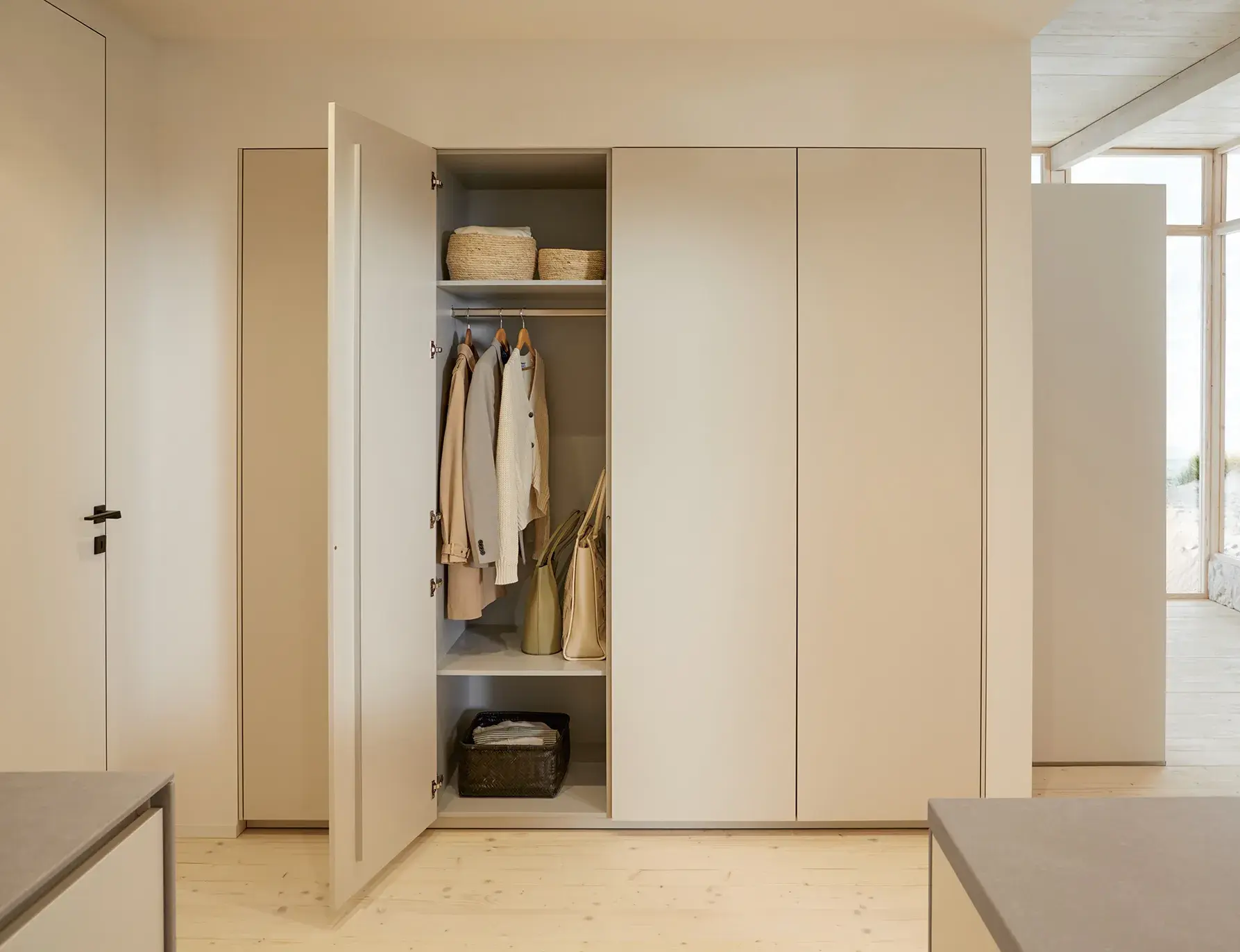 NExt125 Garderobe mit einer offenen Tür.