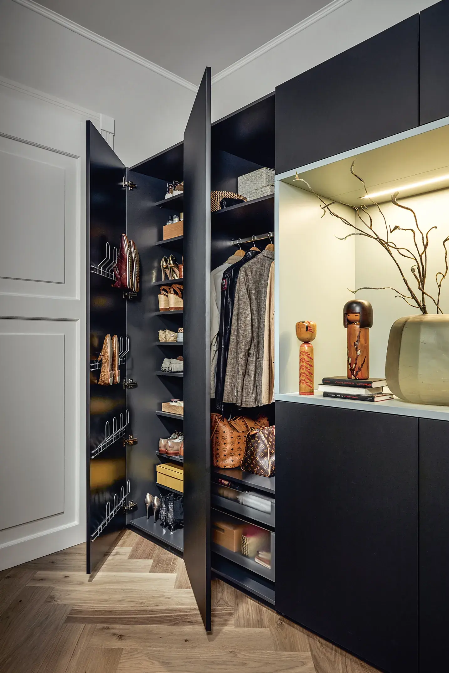 eingebaute Garderobe mit offenen Türen