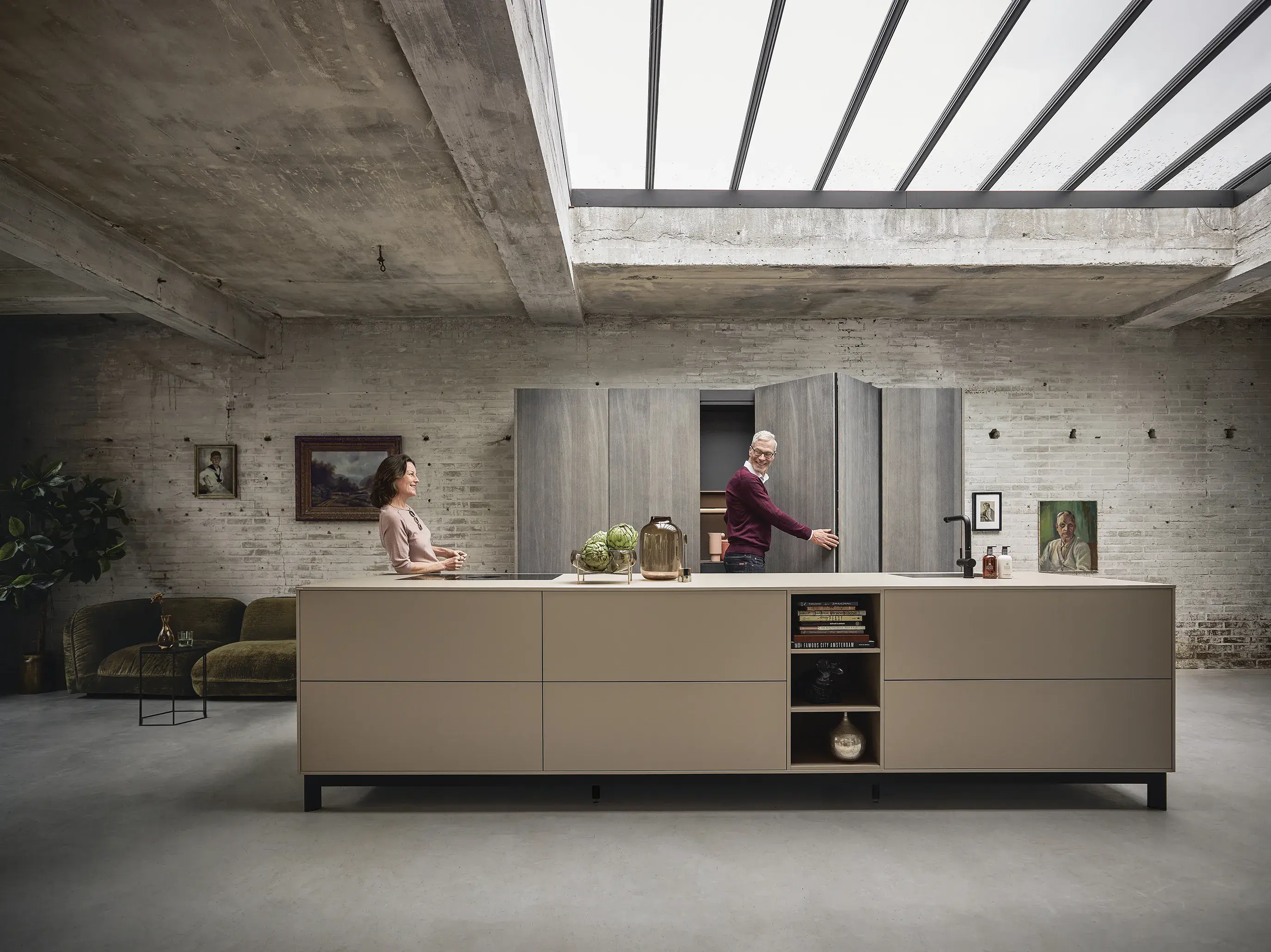 NExt125 Küche mit älterem Paar an der Kücheninsel.