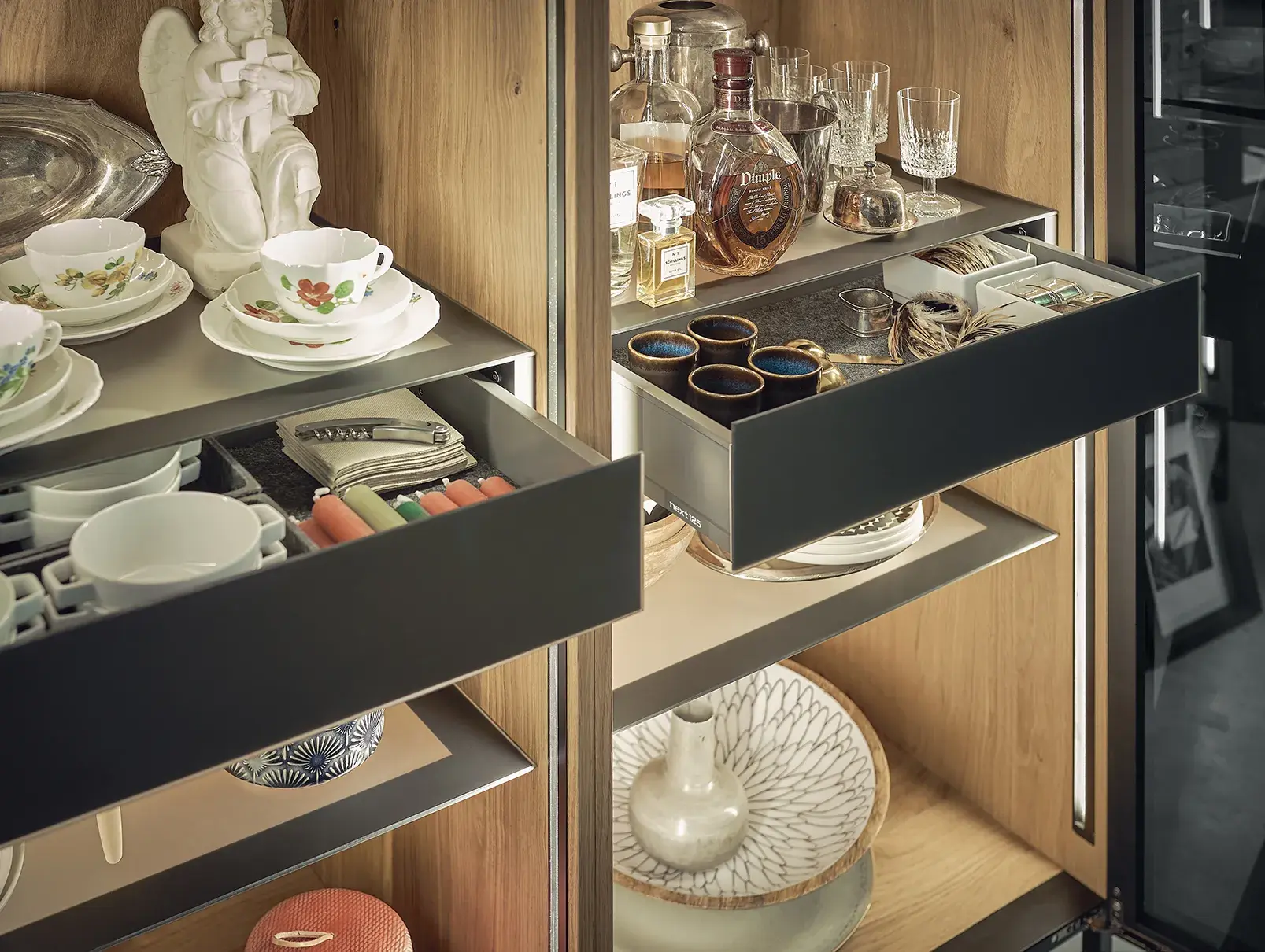 Vitrine mit ausgetüfteltem Ordnungssystem