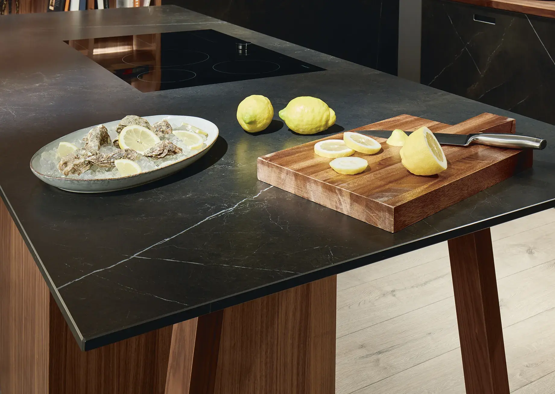 next125 Kochtisch mit dunkler Platte