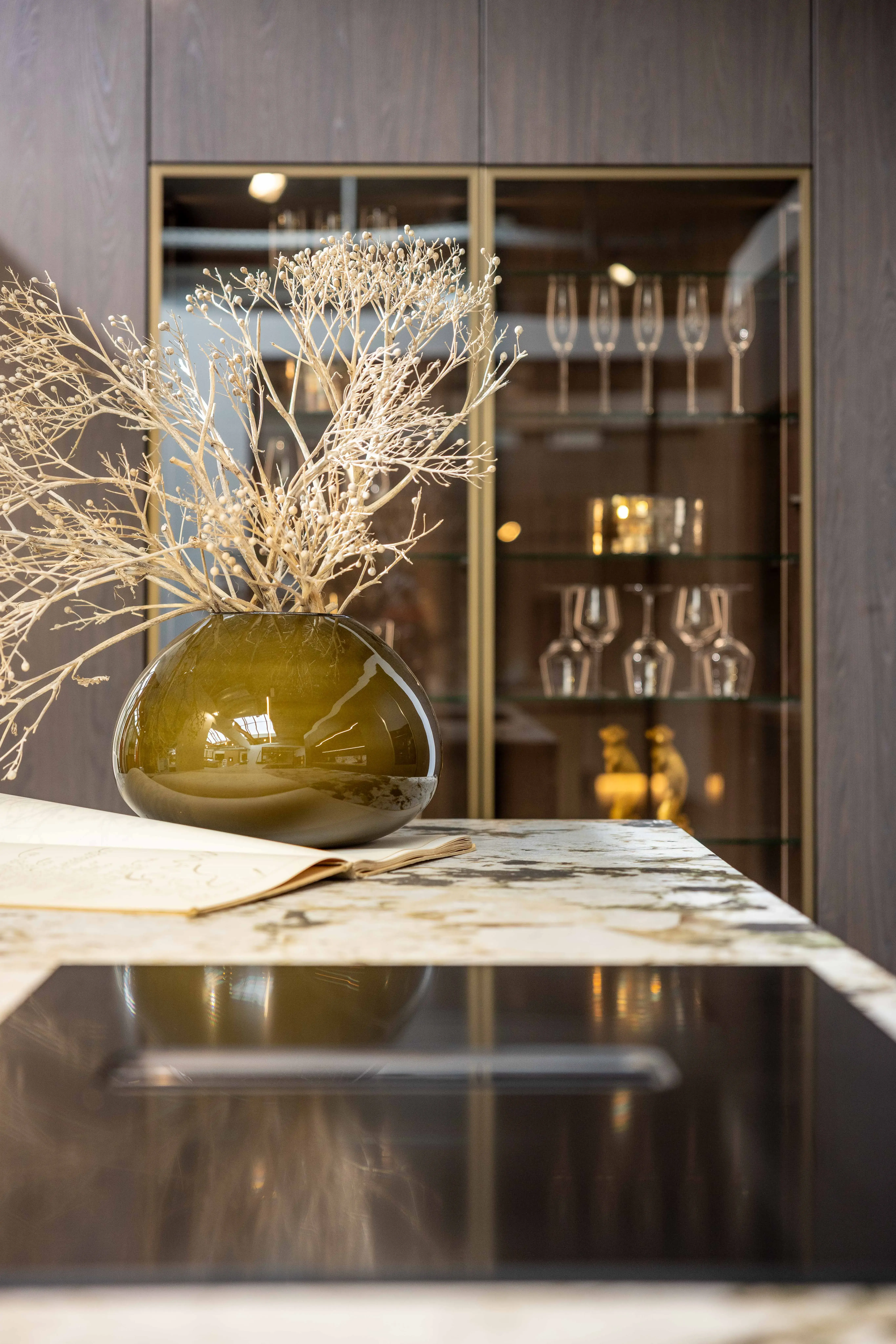 Rotpunkt, grifflos, Glas Vitrine,  